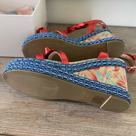 Women’s shoes brand new in box super stylish, and super comfortable. Unique look - Picture 3 of 4